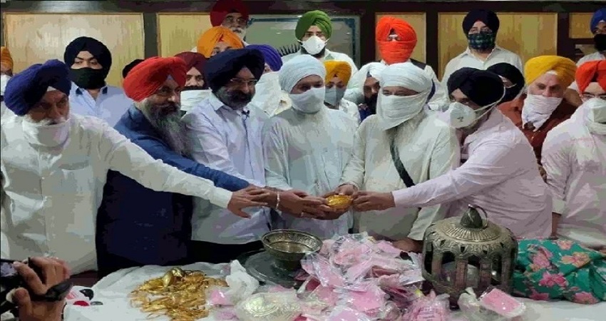 कोरोना अस्पताल बनाने के लिए गुरुद्वारा प्रबंधक कमेटी सौंपा सोना-चांदी का भंडार कोरोना अस्पताल बनाने के लिए गुरुद्वारा प्रबंधक कमेटी सौंपा सोना-चांदी का भंडार